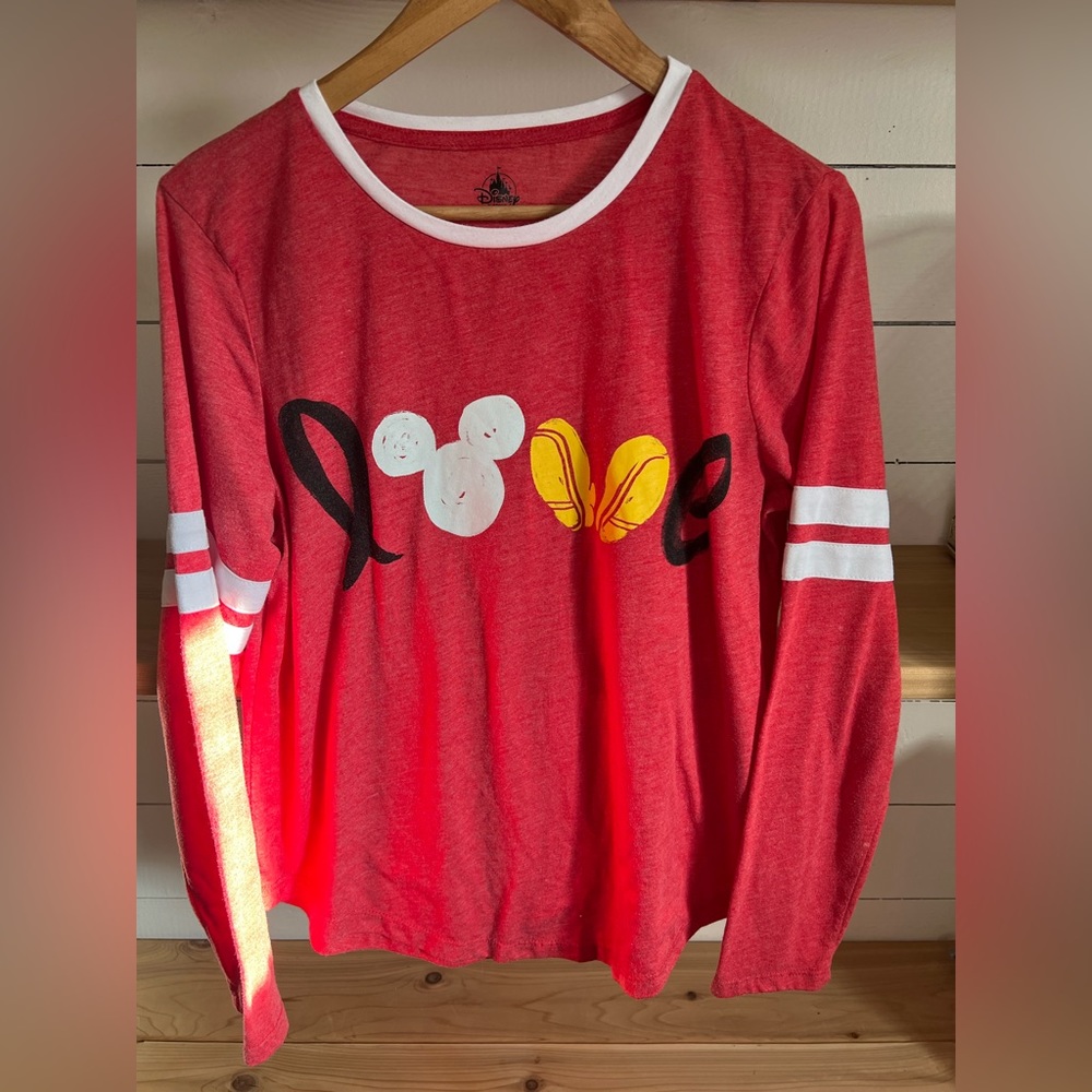 Final Sale $5! Disney Women’s Mickey Love shirt Red Size L 🫶🏼